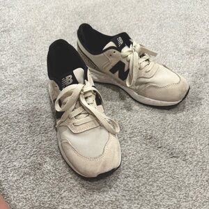 New balance tennis shoes